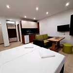 Family Serenity Palace מלון *
