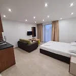 Family Serenity Palace מלון