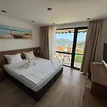Family Serenity Palace מלון אקהטופול