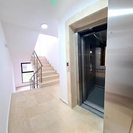 Family Serenity Palace أتوبول